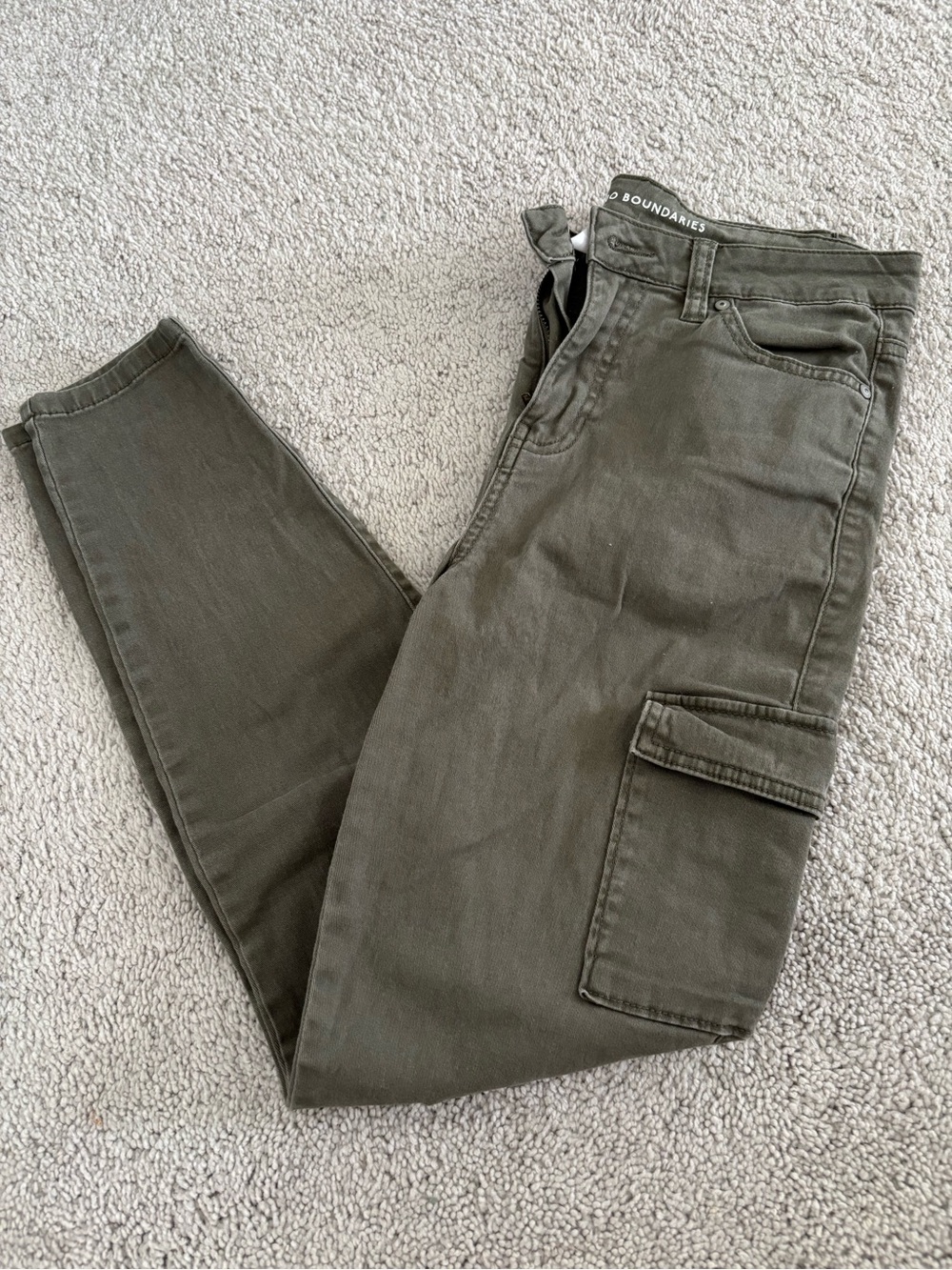 Women’s No Boundaries Slim Cargo Jeans in Olive